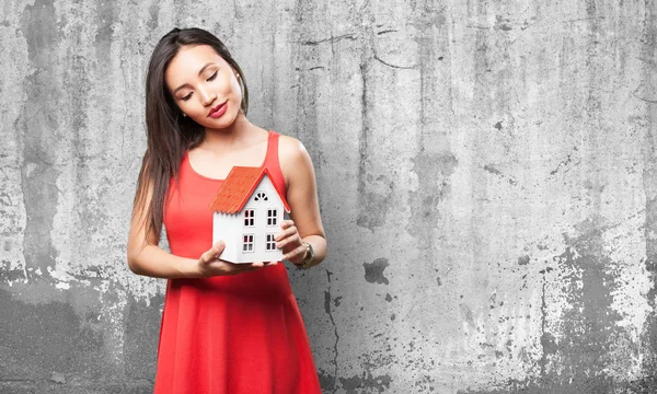 Mulher Asiática Vestido Vermelho Segurando Uma Casa Contra Fundo Grunge — Fotografia de Stock