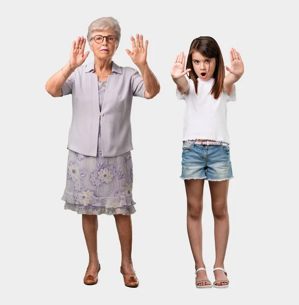 Ganzkörper Einer Älteren Dame Und Ihrer Enkelin Ernst Und Entschlossen — Stockfoto