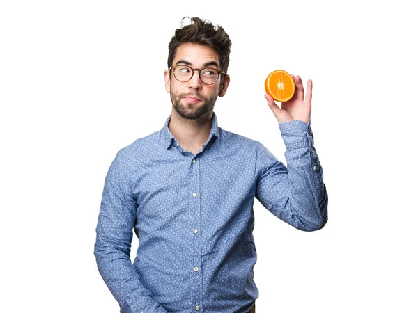 Mladý Muž Drží Pomeranč Izolované Bílém Pozadí — Stock fotografie