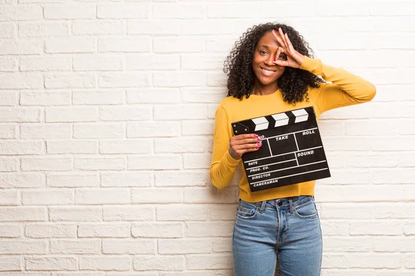 Joven Mujer Negra Con Clapboard Alegre Seguro Haciendo Buen Gesto —  Fotos de Stock