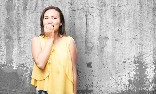 Nervös Asiatisk Kvinna Grå Bakgrund — Stockfoto