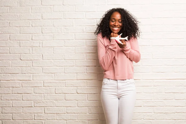 Jeune Femme Noire Avec Modèle Avion Très Heureux Excité Souriant — Photo