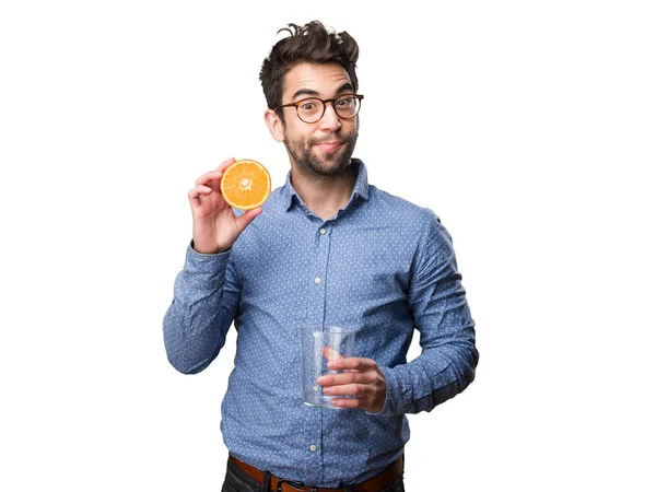 Ung Man Innehar Apelsin Och Ett Glas Isolerade Vit Bakgrund — Stockfoto