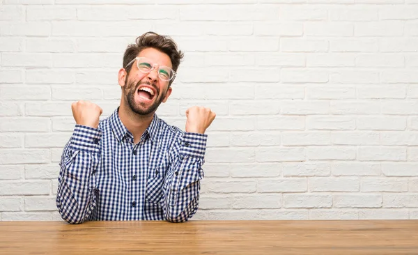 Kaukasische Jongeman Erg Blij Opgewonden — Stockfoto