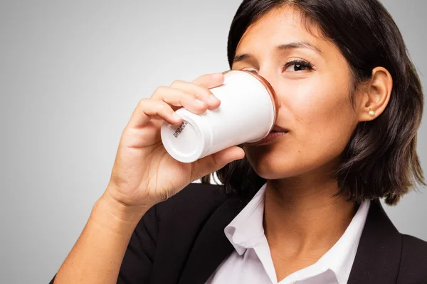 Latin Business Woman Drinking Coffee — Stock Photo, Image