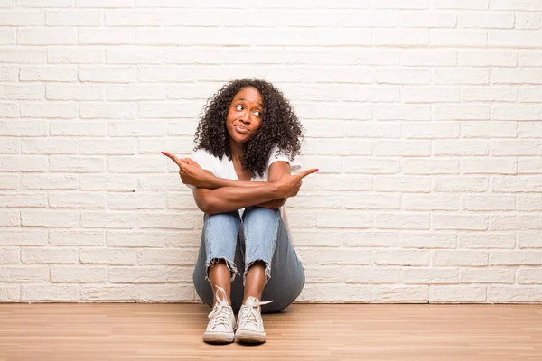 Νεαρή Μαύρη Γυναίκα Που Κάθεται Ένα Ξύλινο Πάτωμα Σύγχυση Και — Φωτογραφία Αρχείου