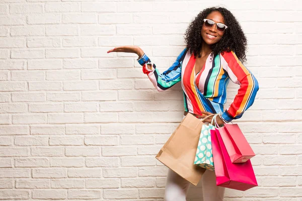 Jonge Zwarte Vrouw Met Boodschappentassen Tonen Van Een Product Het — Stockfoto