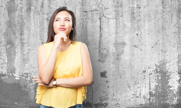 Aziatische Vrouw Denken Grijze Achtergrond — Stockfoto