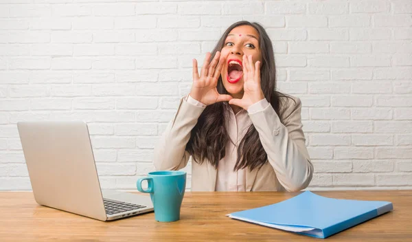 Junge Indianerin Büro Schreit Glücklich Überrascht Von Angebot Oder Beförderung — Stockfoto