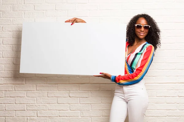 Junge Schwarze Frau Hält Weißes Banner Wie Ein Produkt Gegen — Stockfoto