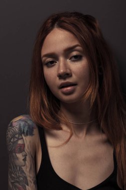 kızıl saçlıya kız kameraya stüdyo çekim 