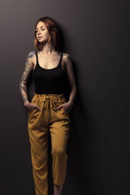 Stüdyo çekim güzel kızıl saçlı kız 