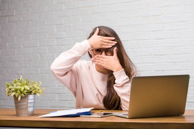 Gap ile seyir masa üzerinde oturan genç öğrenci latin kadın portresi