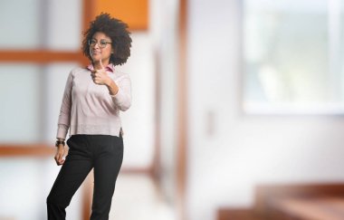 siyah kadının iyi jest tam vücut yapması