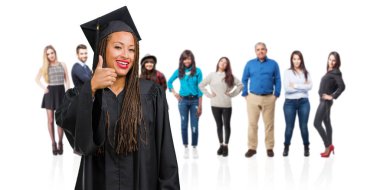 Genç gülümseyen ve onu başparmak, başarı ve onay, ok jest kavramı yükselterek örgüler neşeli ve heyecanlı, giyen siyah kadın mezun oldu.