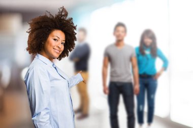 Genç siyah kadın kişi arka plan bulanık insanlarla gelmek davet etme