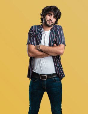 Şüphe ve omuzlar, kararsızlık ve güvensizlik, hakkında bir şey belirsiz kavram shrugging genç yakışıklı adam