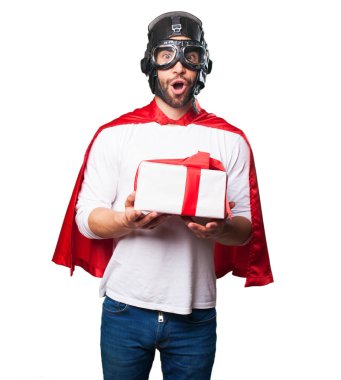 süper kahraman bir hediye izole beyaz arka plan üzerinde tutan