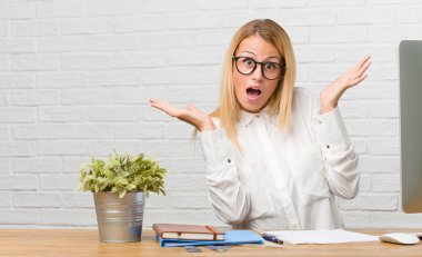 Genç öğrenci çılgın ve umutsuz, görevleri yapmak onun masasına oturan kontrolden çıktı, komik deli ifade özgürlüğü ve vahşi çığlıklar portresi