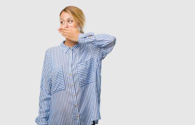 Ağız kapsayan genç güzel sarışın kadın portresi