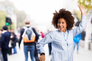 Genç siyah kadın üzerinde dans arka plan bulanık