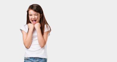 Tam vücut küçük kız yetiştirme çok mutlu ve heyecanlı, silah, bir zafer ya da başarı kutluyor, Piyango kazanma