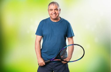 Olgun adam bir raket ile oynamak