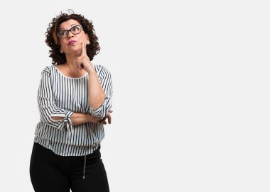 Orta düşünme ve bakılması, hakkında bir fikir karışık kadın yaşlı, bir çözüm bulmaya çalışıyorum