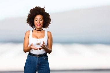 Genç siyah kadın bir zar ile oynarken arka plan bulanık