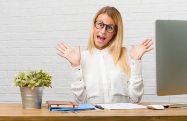 Mutlu, çığlık görevleri yapmak onun masasına oturan genç öğrenci portresi sürpriz bir teklif ya da bir promosyon, ağzı açık, atlama ve gurur tarafından