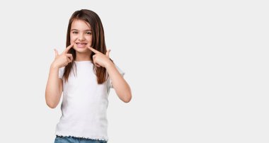 Tam küçük kız gülümsüyor vücut, ağız işaret, mükemmel dişler, beyaz dişler, kavramının neşeli ve neşeli bir tutum yoktur