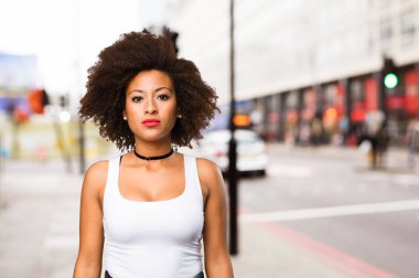 bulanık arka plan üzerinde duran genç siyah kadın