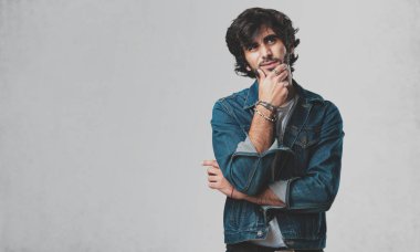 Şüphe ve karışık, düşünme, bir fikir ya da bir şey hakkında endişeli genç yakışıklı adam