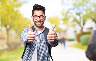 iyi bir jest yapan öğrenci erkek