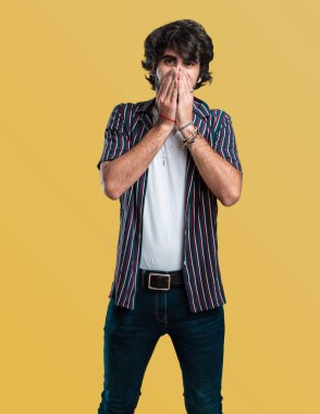 Yakışıklı genç adam çok korkmuş ve korkuyor, bir şey, acı çığlıkları ve açık göz, çaresizlere delilik kavramını