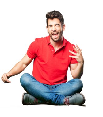 Beyaz arka plan üzerinde izole elleriyle oturan adam dans