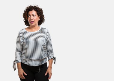 Orta yaşlı kadın çok korkmuş ve korkmuş, çaresiz bir şey, acı çığlıkları ve açık göz, delilik kavramını için