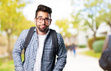 arka plan bulanık endişeli genç adam