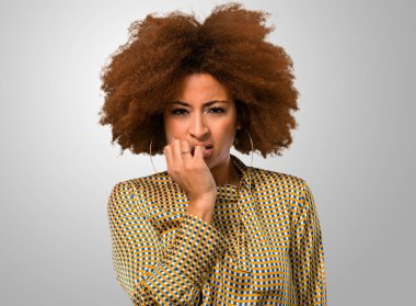 sinir afro kadın ve korkmuş