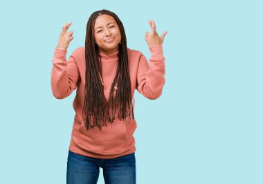 Onun parmak kapısı örgü giyen genç bir siyah kadın portresi dilek gelecekteki projelerde, gözleri kapanış endişeli, gergin ifade heyecanlı şanslı olmak