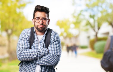 bulanık arka plan üzerinde gergin genç adam