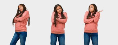 Şüphe ve gri arka plan omuzlarında shrugging fitness genç siyah kadın kümesi