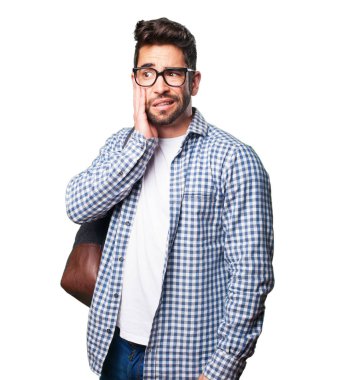 Beyaz arka plan üzerinde izole endişeli öğrenci adam