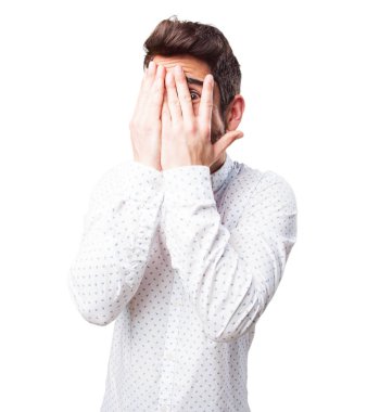 Beyaz arka plan üzerinde izole korkuyor jest yapan erkek