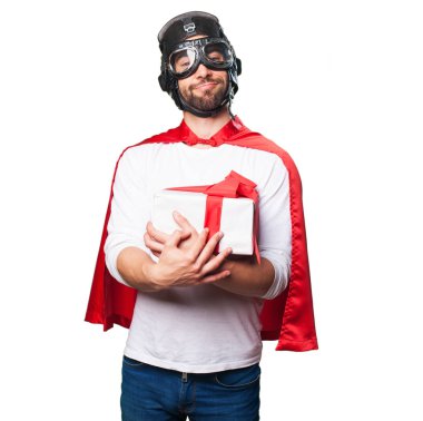 süper kahraman bir hediye izole beyaz arka plan üzerinde tutan