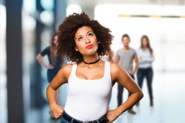 arka plan bulanık insanlarla düşünme genç siyah kadın