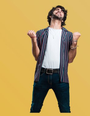 Silah, bir zafer ya da başarı, piyango kazanan kutluyor yükselterek yakışıklı delikanlı çok mutlu ve heyecanlı,