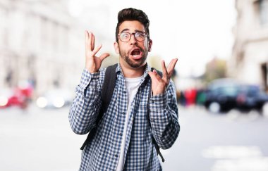 çılgın genç adam arka plan bulanık üzerinde