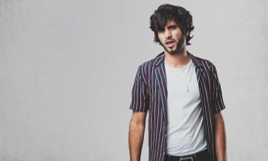 Öfkeli, negatif ve çılgın çığlık genç yakışıklı adam çok kızgın ve üzgün, çok gergin,