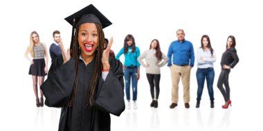 Genç siyah kadın şaşırttı ve şok, örgü giyen kazanmak kavramı geniş gözlü, heyecanlı bir teklif veya yeni bir iş arıyorum mezun oldu.